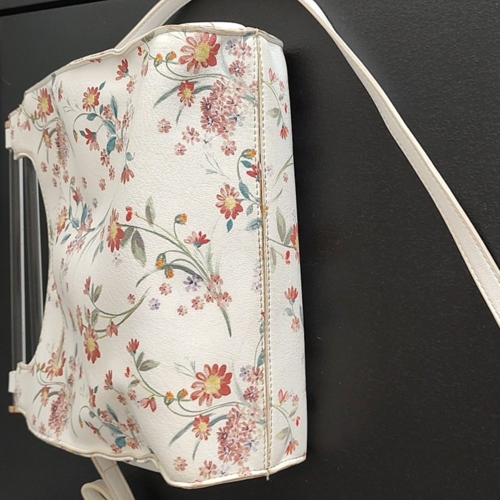 Lauren Conrad Flowered Crossbody - Picture 8 of 8